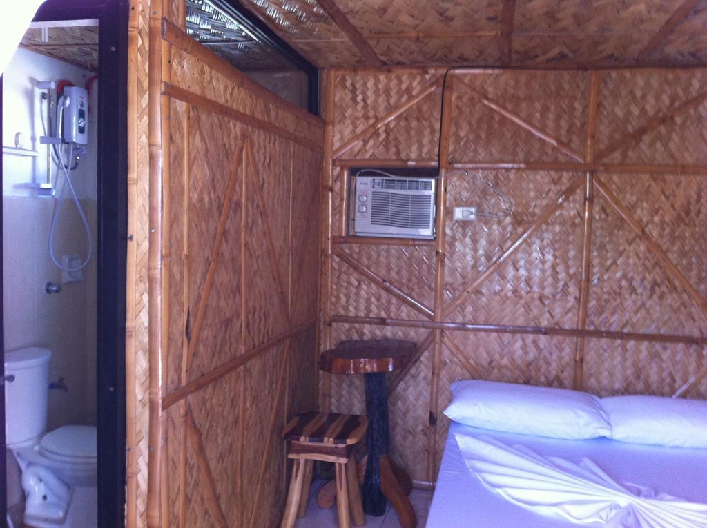 Bamboo House Beach Lodge & Restaurant Puerto Galera Exterior foto